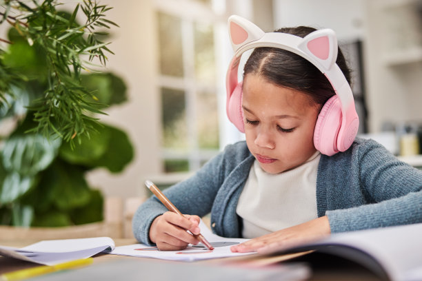 女孩，耳机和写作在家里学习，家庭作业和听播客在家里。笔记本，音频和z世代技术为儿童发展，学生和教育彩色图片图片下载