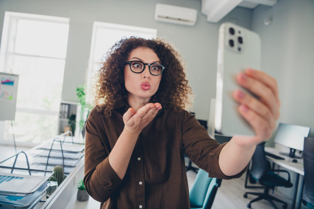 照片可爱可爱有趣迷人成功的女人办公室室内休息暂停手持现代小工具图片下载