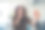 照片可爱可爱有趣迷人成功的女人办公室室内休息暂停手持现代小工具图片下载