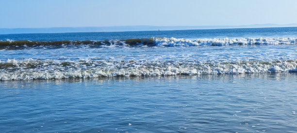 大海的照片，有波浪。图片下载