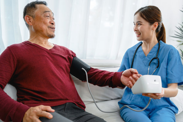 一名男子正在让护士给他量血压图片下载