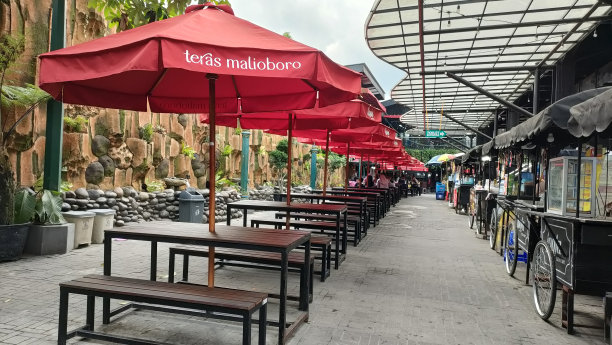 Malioboro露台上公共餐厅的氛围图片下载
