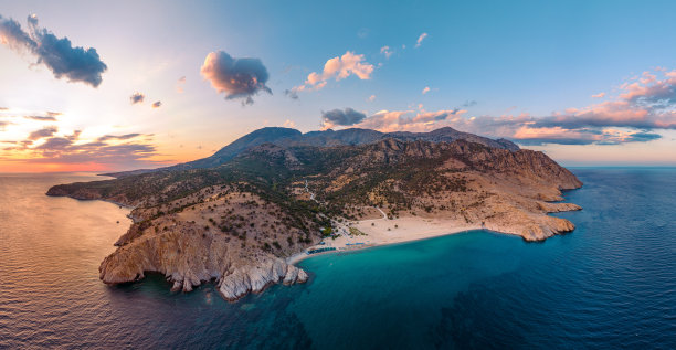夏季，希腊爱琴海萨莫色雷斯萨莫色基岛的航拍全景照片。图片下载