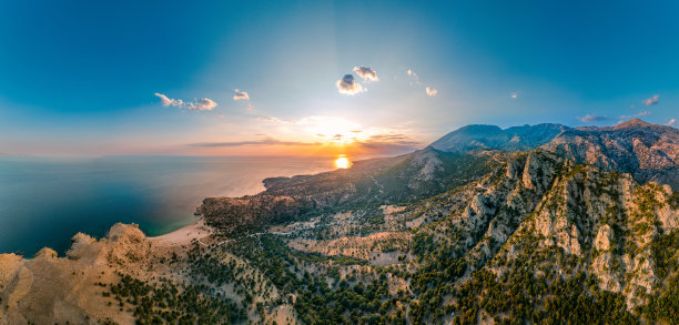 夏季，希腊爱琴海萨莫色雷斯萨莫色基岛的航拍全景照片。图片下载