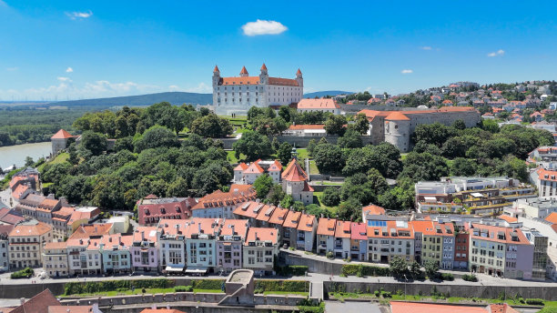 布拉迪斯拉发主广场的无人机照片图片下载