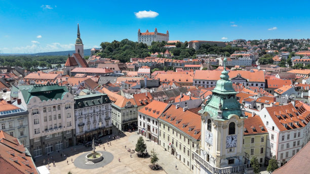 布拉迪斯拉发主广场的无人机照片图片下载