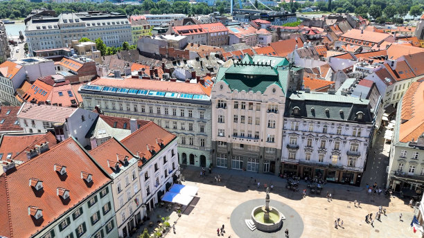 布拉迪斯拉发主广场的无人机照片图片下载