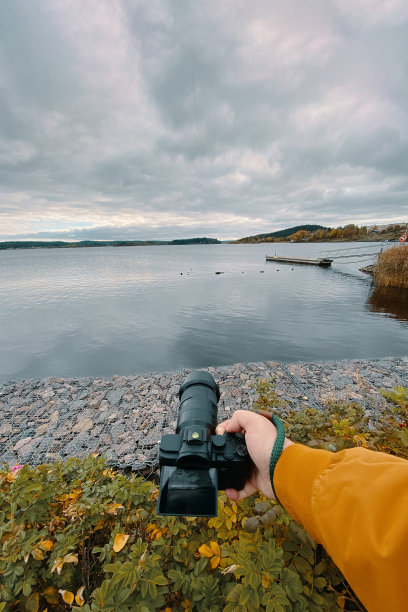 一个人拍了一张平静的湖的照片图片下载