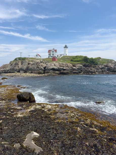 2024年库存照片夏天的鹅卵石灯塔约克缅因州美国。Nubble灯塔是缅因州岩石海岸最具标志性的灯塔之一图片下载