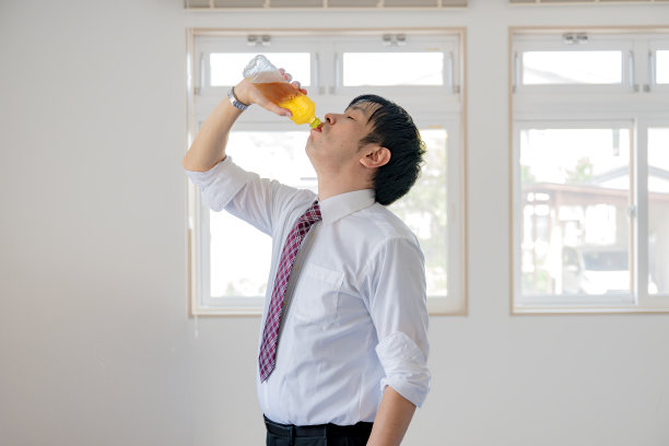 商人喝酒图片下载