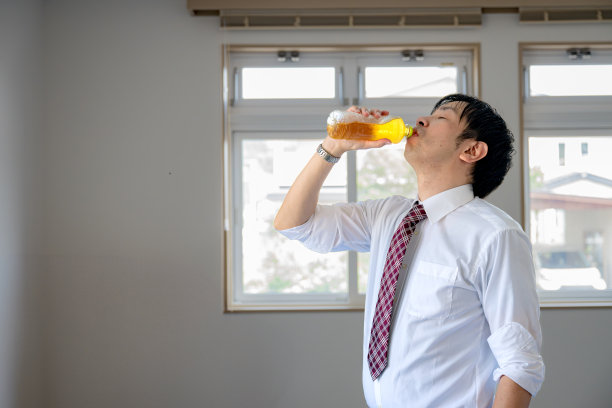 商人喝酒图片下载