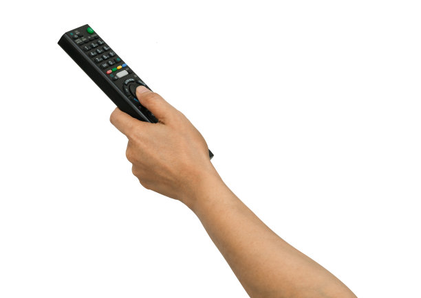 亚洲妇女手按电视遥控器孤立的白色背景与剪辑路径。图片下载