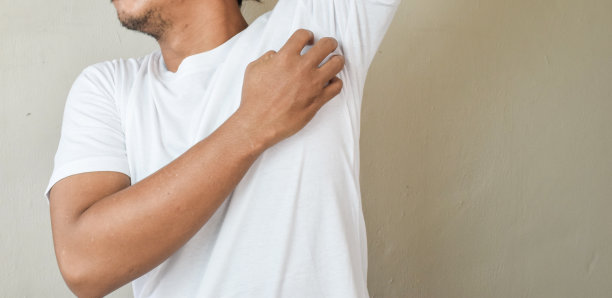 男人穿白色的袖子，胳膊上都是腋窝，汗珠不洁图片下载