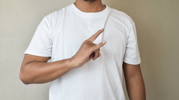 穿着便服、皮肤白皙的年轻男子说着唱歌的语言，举手示意着飞机图片下载