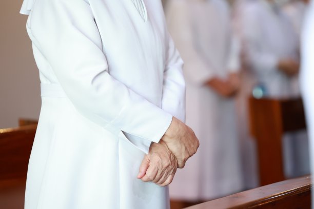 小孩手持蜡烛等待的特写图片下载