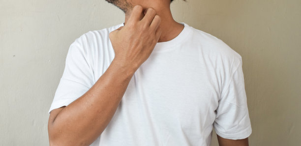 手臂瘙痒抓挠保健和药物健康问题米色背景图片下载