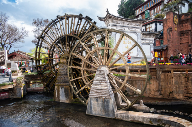 丽江古城的标志性巨型水车。图片下载