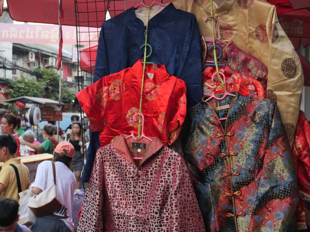 售卖中国传统服饰旗袍的摊位图片下载