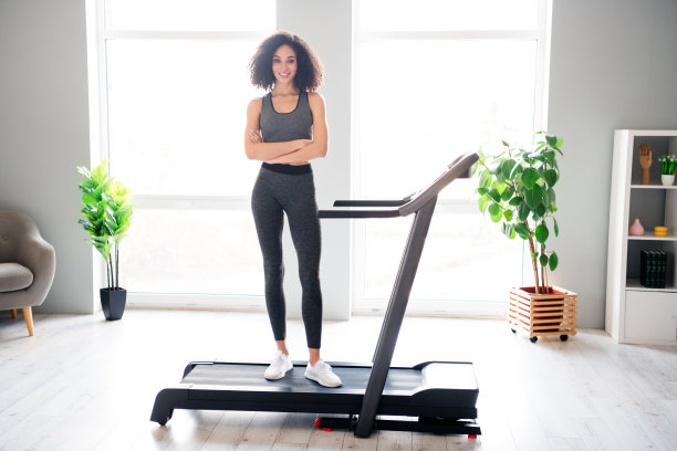 照片可爱可爱的活跃的女孩教练在家做体育锻炼健身房日光室内图片下载