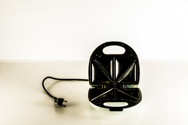 白色的台面上放着一个黑色的烤箱图片下载