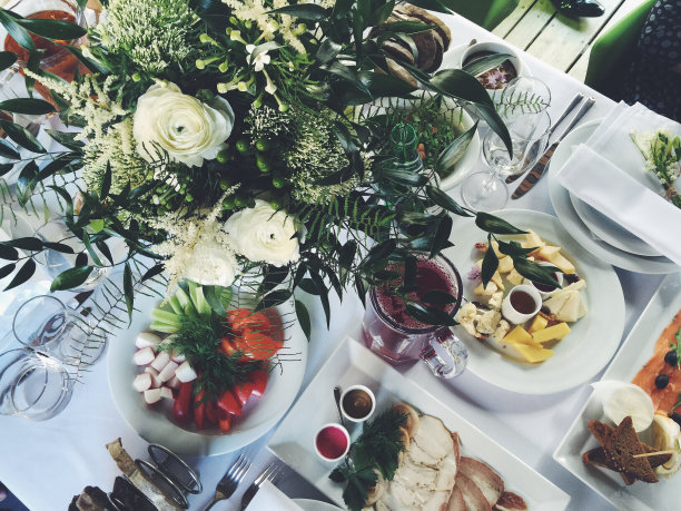婚礼时餐桌上的花瓶和食物的高角度照片图片下载