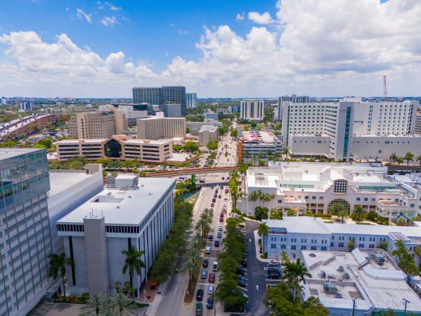 迈阿密卫生区。航拍无人机照片2024。可以看到医疗大楼和地铁图片下载