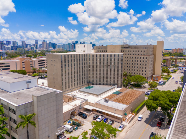 迈阿密拘留中心监狱，政府大楼，法院。2024年戴德县航拍无人机照片图片下载