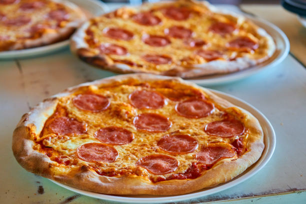 桌子上的披萨的高角度视图图片下载