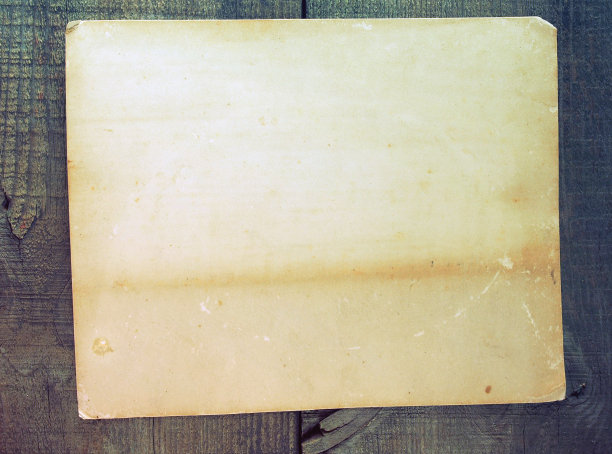 木桌上的垃圾白纸正上方的照片图片下载