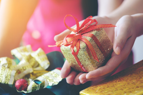 裁剪的手在圣诞节送礼物图片下载