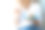 女人用盘子和勺子端着甜点的中间部分图片下载