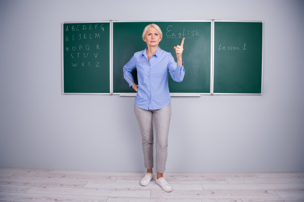 愤怒的聪明的高级女士穿着衬衫在学校的大学教室里当教师的照片图片下载