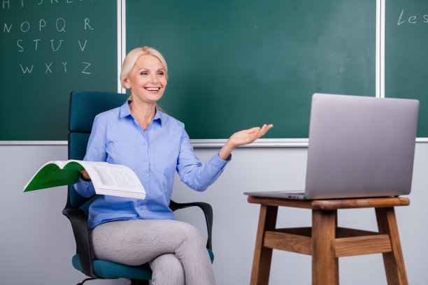 开朗迷人的高级女子学校英语文学老师讲课讲解资料照片小学图片下载