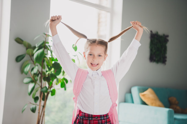 照片肖像可爱的小女生拉头发尾巴有乐趣的家庭教育理念学校内部图片下载