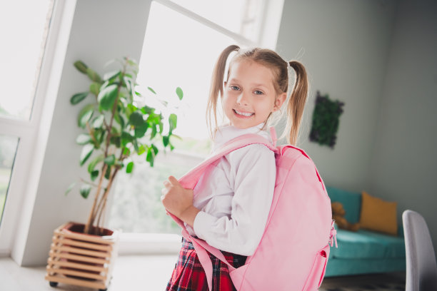 照片肖像小可爱的女儿背包购物准备远程教育在家上学孤立的室内背景图片下载