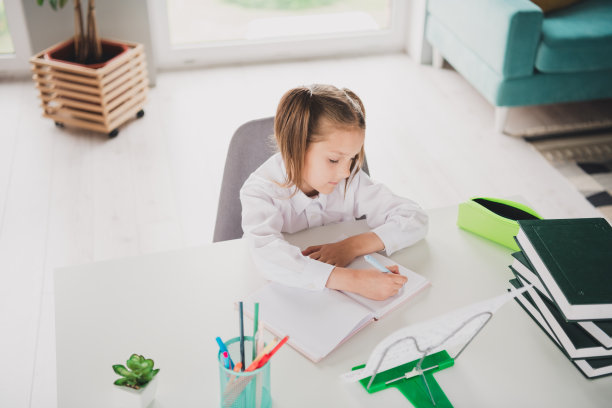 可爱可爱女孩的照片肖像写作业远程课教育从家里在室内图片下载