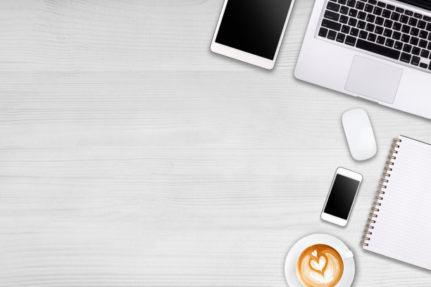 正上方办公室办公桌上办公用品的照片图片下载