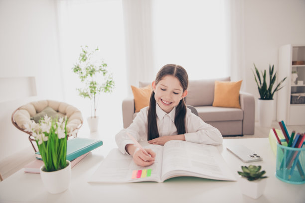 照片肖像小可爱的女儿远程教育写教科书作业在家上学孤立的室内背景图片下载