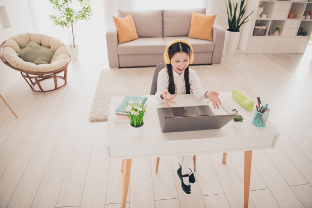 可爱小女生的全身照片上网本谈话在线课程耳机家庭教育概念学校内部图片下载