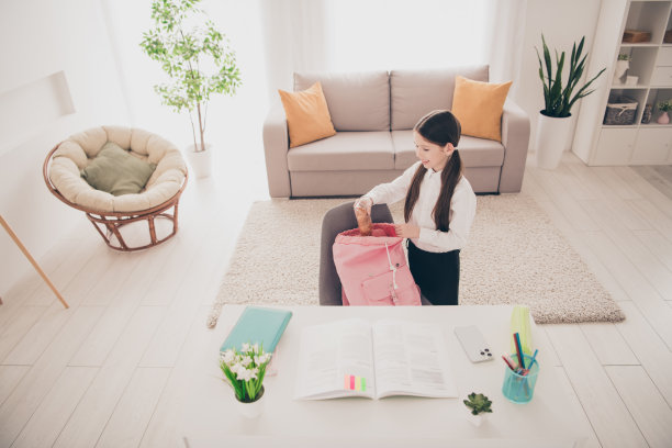 照片肖像可爱可爱的女孩包装背包食品羊角包远程课程教育从家里在室内图片下载