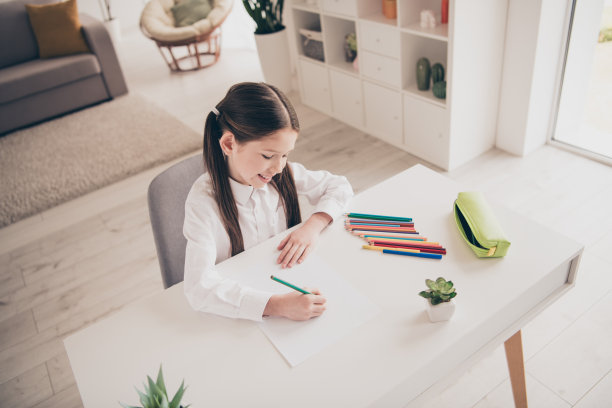 照片肖像可爱可爱的女孩画铅笔的想法灵感远程课程教育从家里在室内图片下载