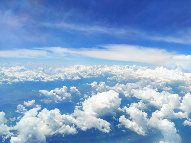 从飞机窗口看到的蓝天和白色蓬松的积云。照片适合臭氧日图片下载