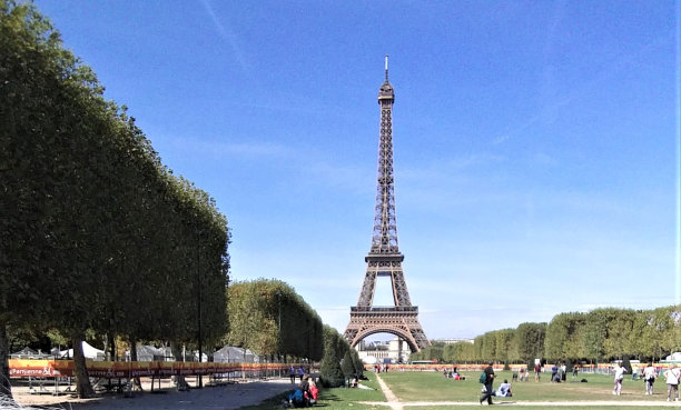 法国巴黎的埃菲尔铁塔。人们在战神广场享受阳光明媚的一天。图片下载