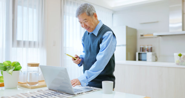 亚洲老年人喜欢高科技图片下载