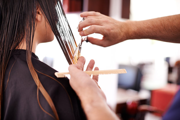 美女，女人和手用剪刀在发型师的发型改造，审美改变和染发剂损坏。客户，梳和修剪分叉的发梢在沙龙为小型企业美容预约图片下载
