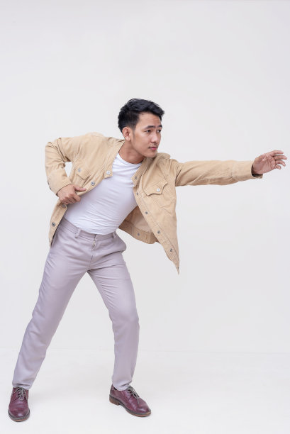 侧视图，一个关心的人伸出手来提供帮助。一个人在救人。全身照片，白色背景。图片下载