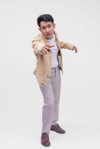 一个关心的人伸出手来提供帮助。一个人在救人。全身照片，白色背景。图片下载