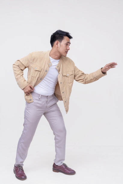 一位英俊的菲律宾男子在关键时刻伸出双手。一个人在救人。全身照片，白色背景。图片下载