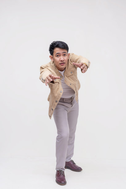 一位英俊的菲律宾男子在关键时刻伸出双手。一个人在救人。全身照片，白色背景。图片下载