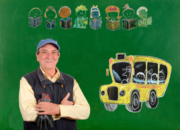 成熟的校车司机把孩子和校车画在黑板上图片下载